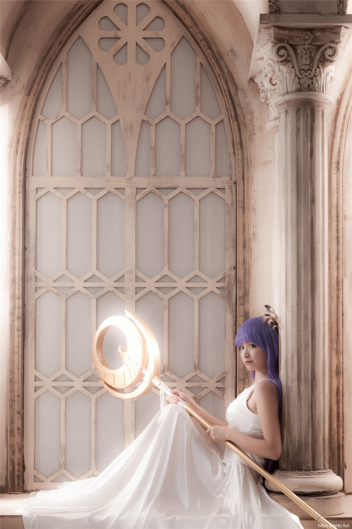 气质美女身穿白皙长裙cosplay战争女神雅典娜美图