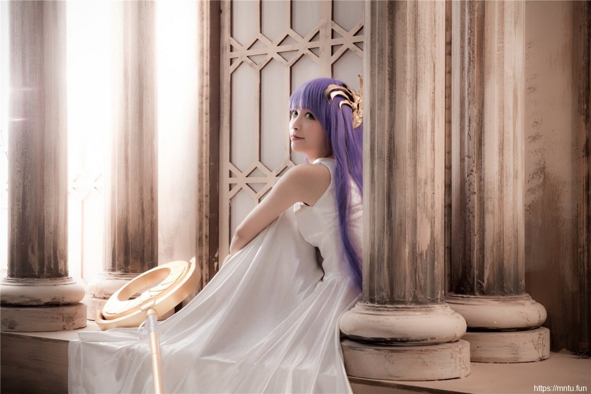 气质美女身穿白皙长裙cosplay战争女神雅典娜美图