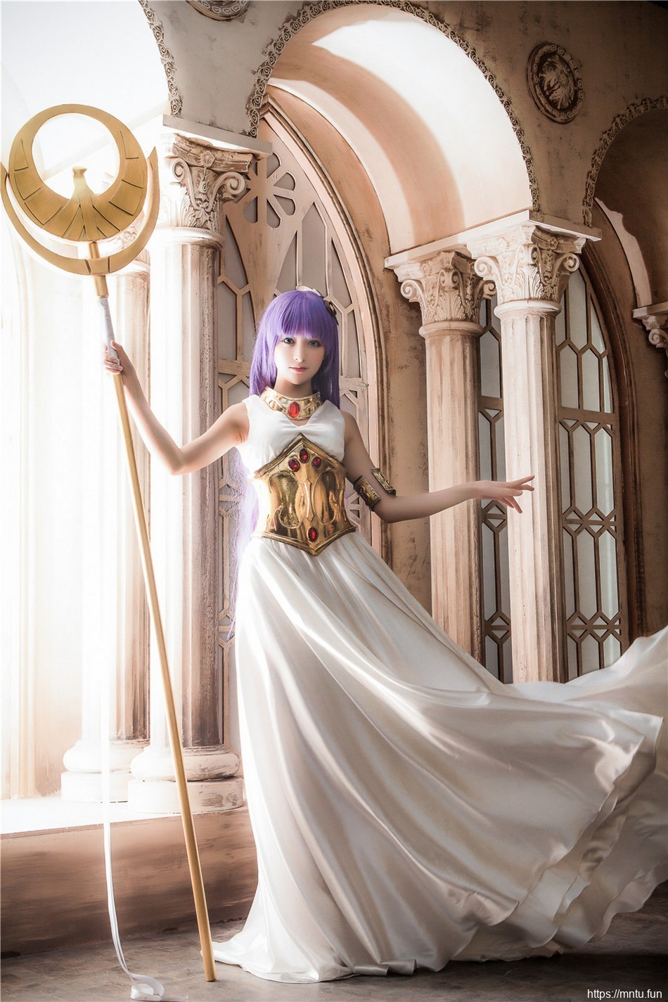 气质美女身穿白皙长裙cosplay战争女神雅典娜美图