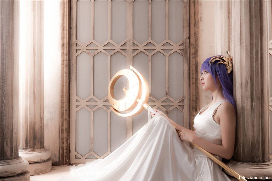 气质美女身穿白皙长裙cosplay战争女神雅典娜美图