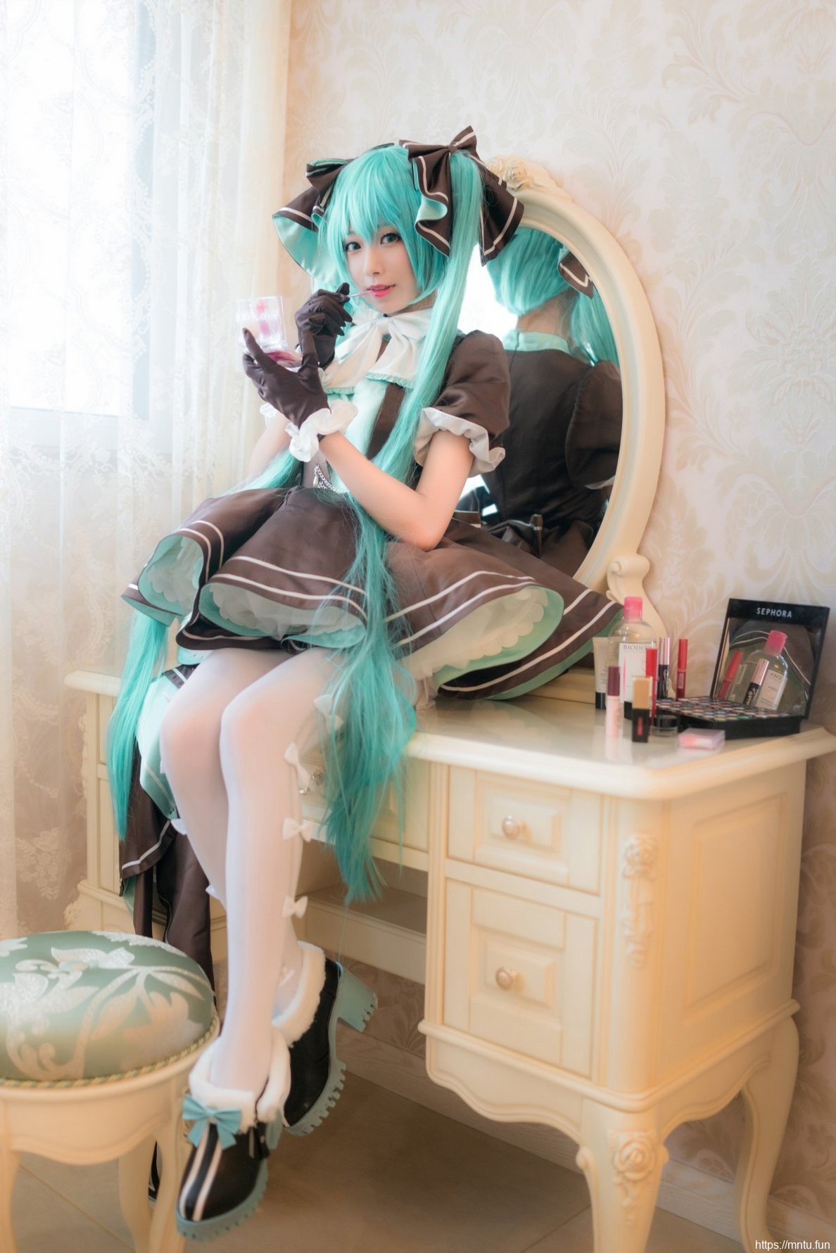 白皙双马尾美少女丝袜美腿cosplay初音未来