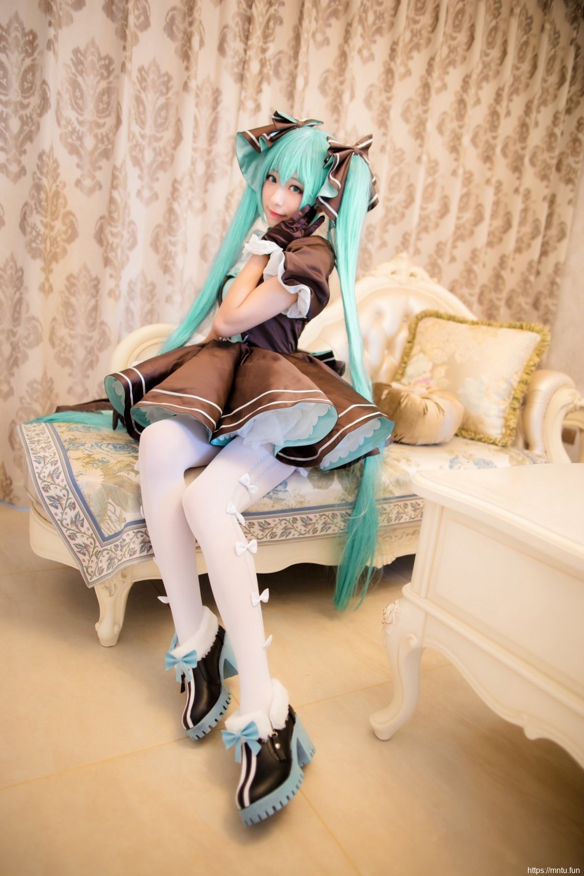 白皙双马尾美少女丝袜美腿cosplay初音未来