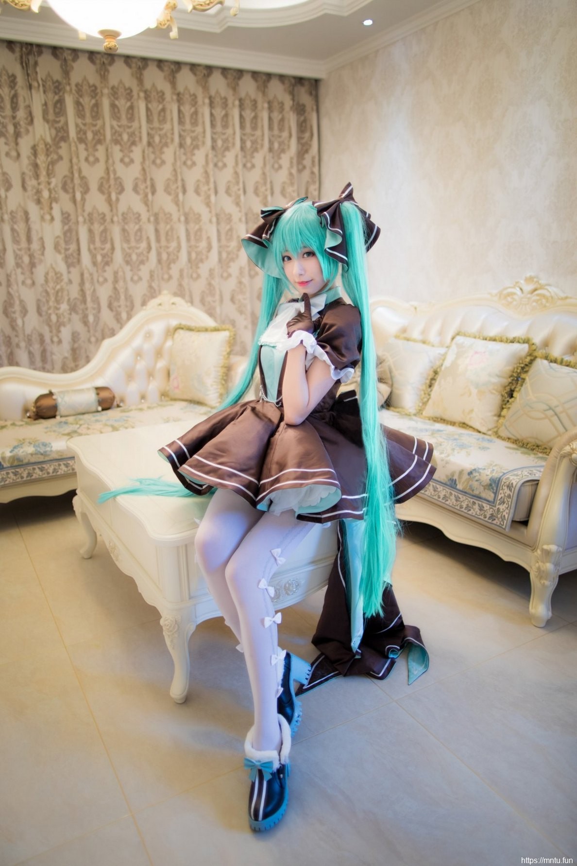 白皙双马尾美少女丝袜美腿cosplay初音未来
