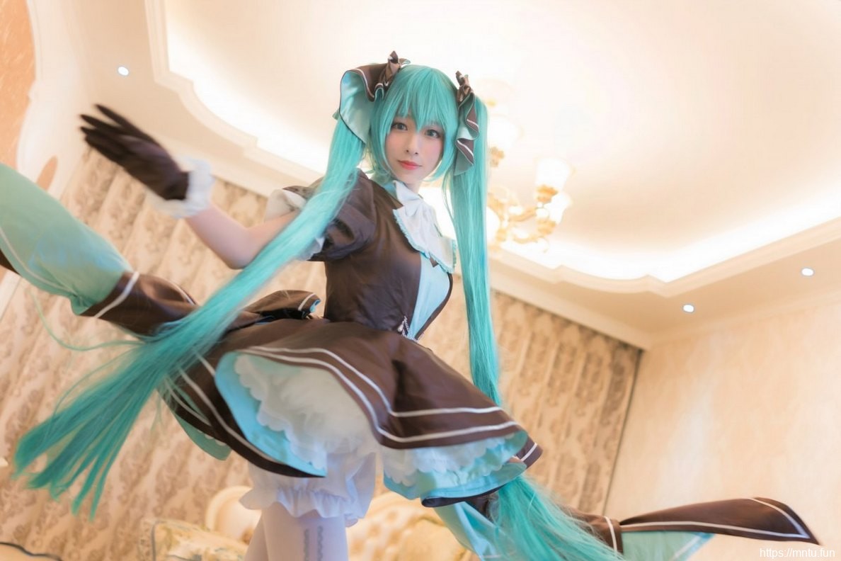 白皙双马尾美少女丝袜美腿cosplay初音未来