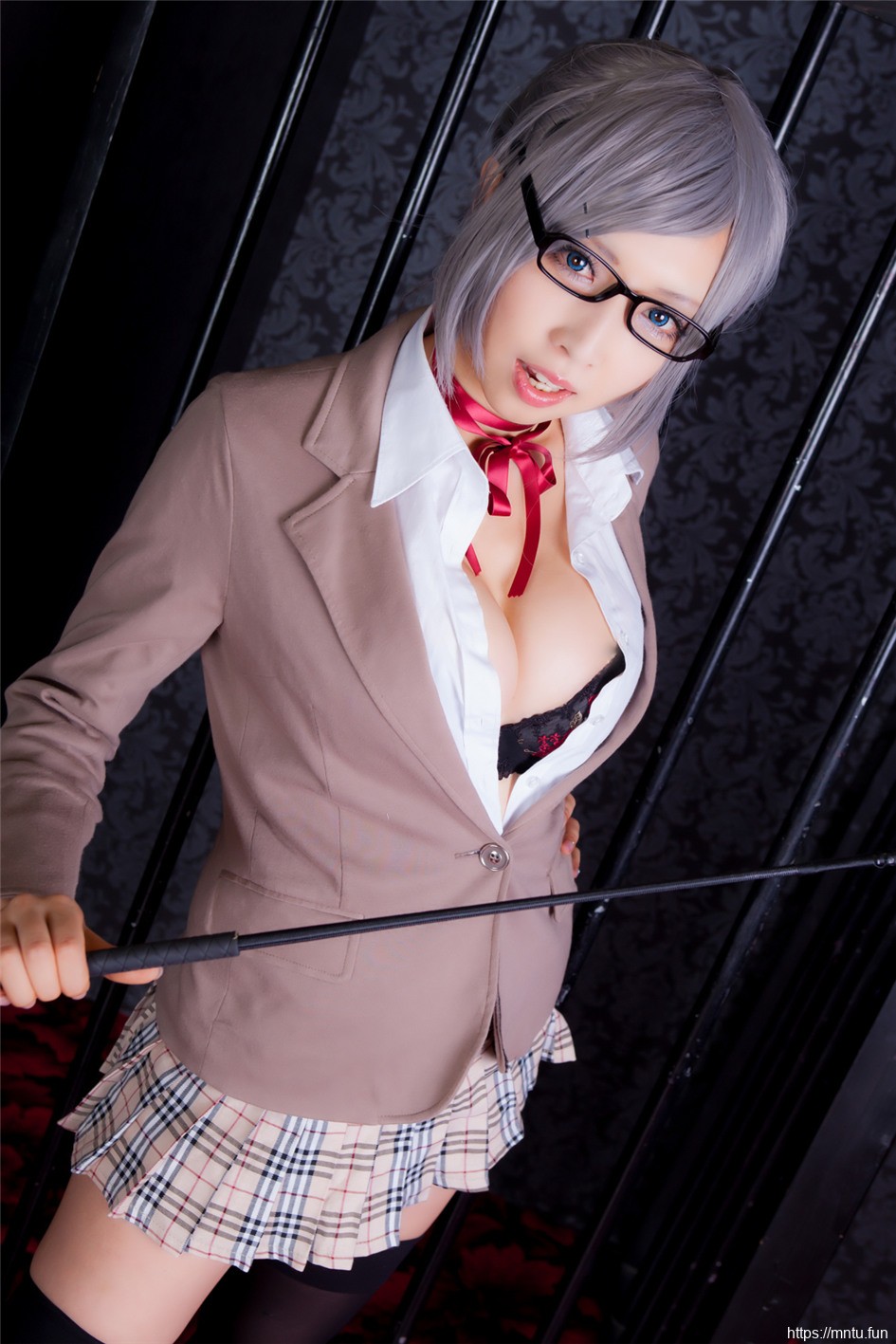 性感美女丰满巨乳cosplay监狱学园调教员芽衣子