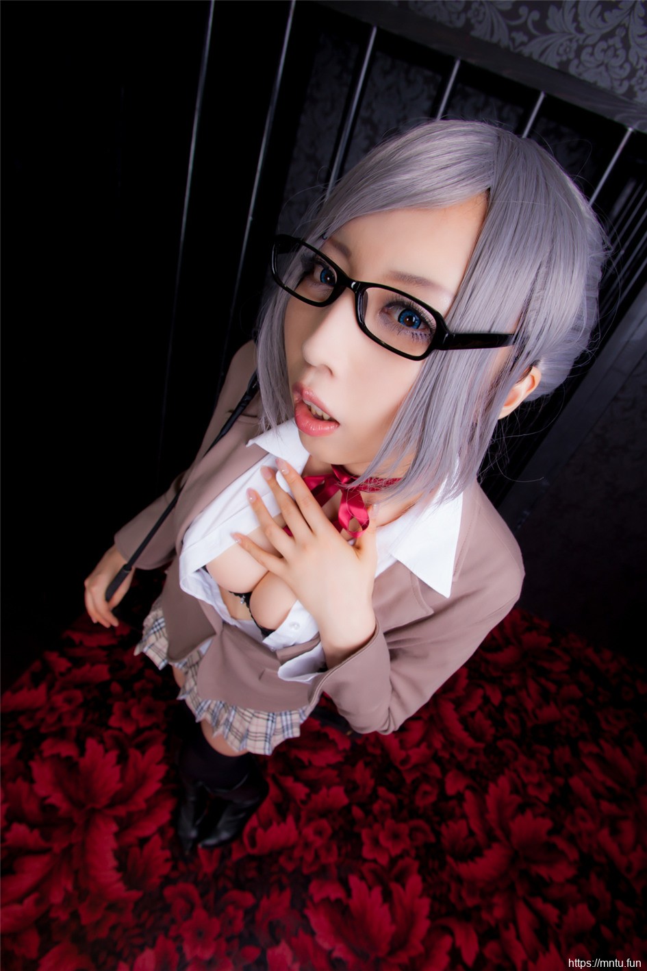 性感美女丰满巨乳cosplay监狱学园调教员芽衣子