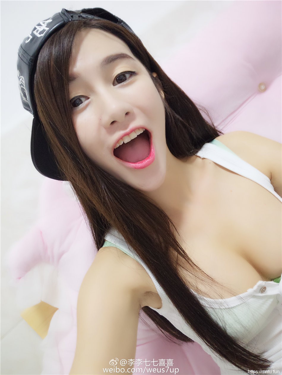 内地爆乳美女李七喜俏皮性感自拍照