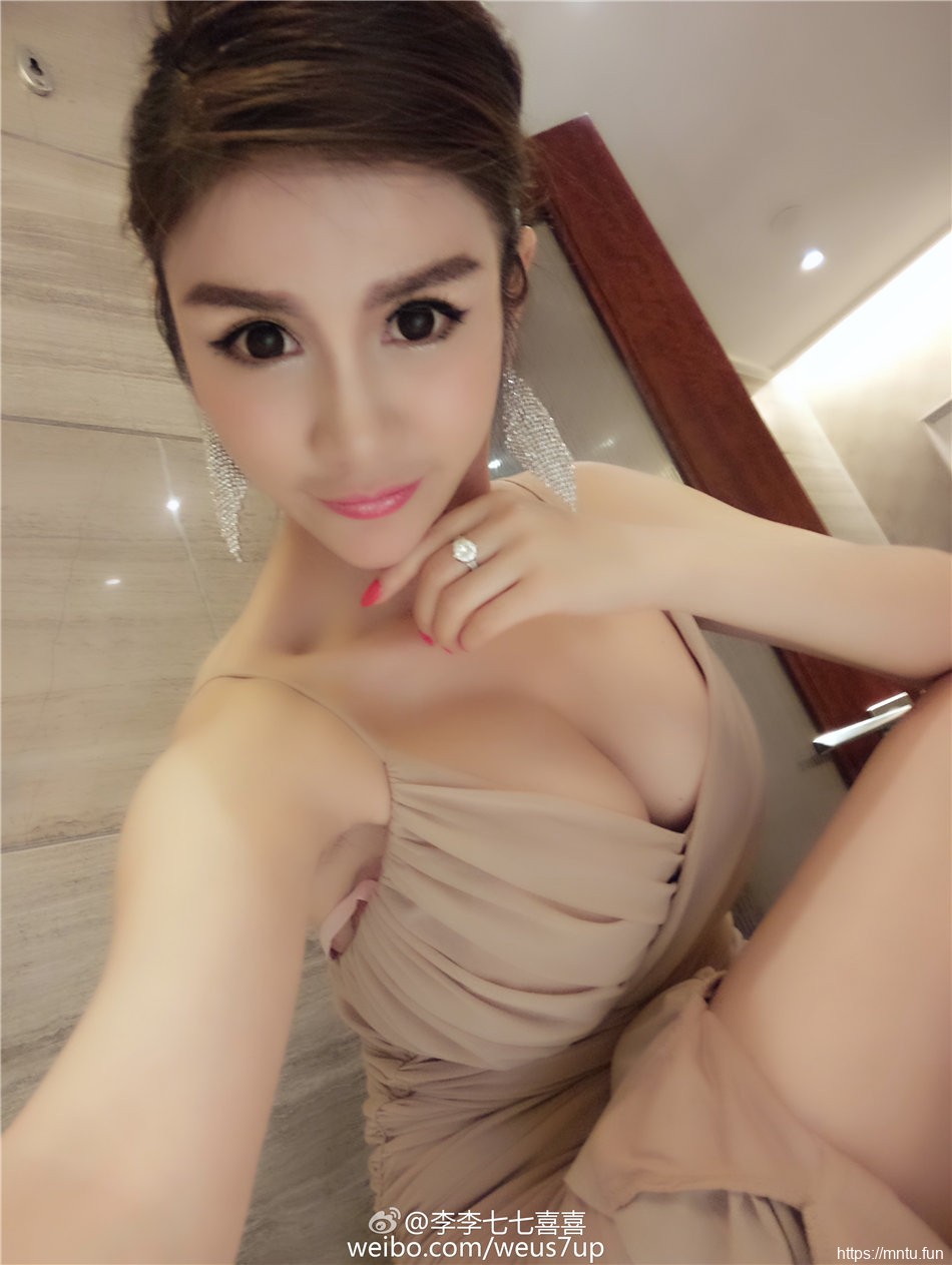 内地爆乳美女李七喜俏皮性感自拍照