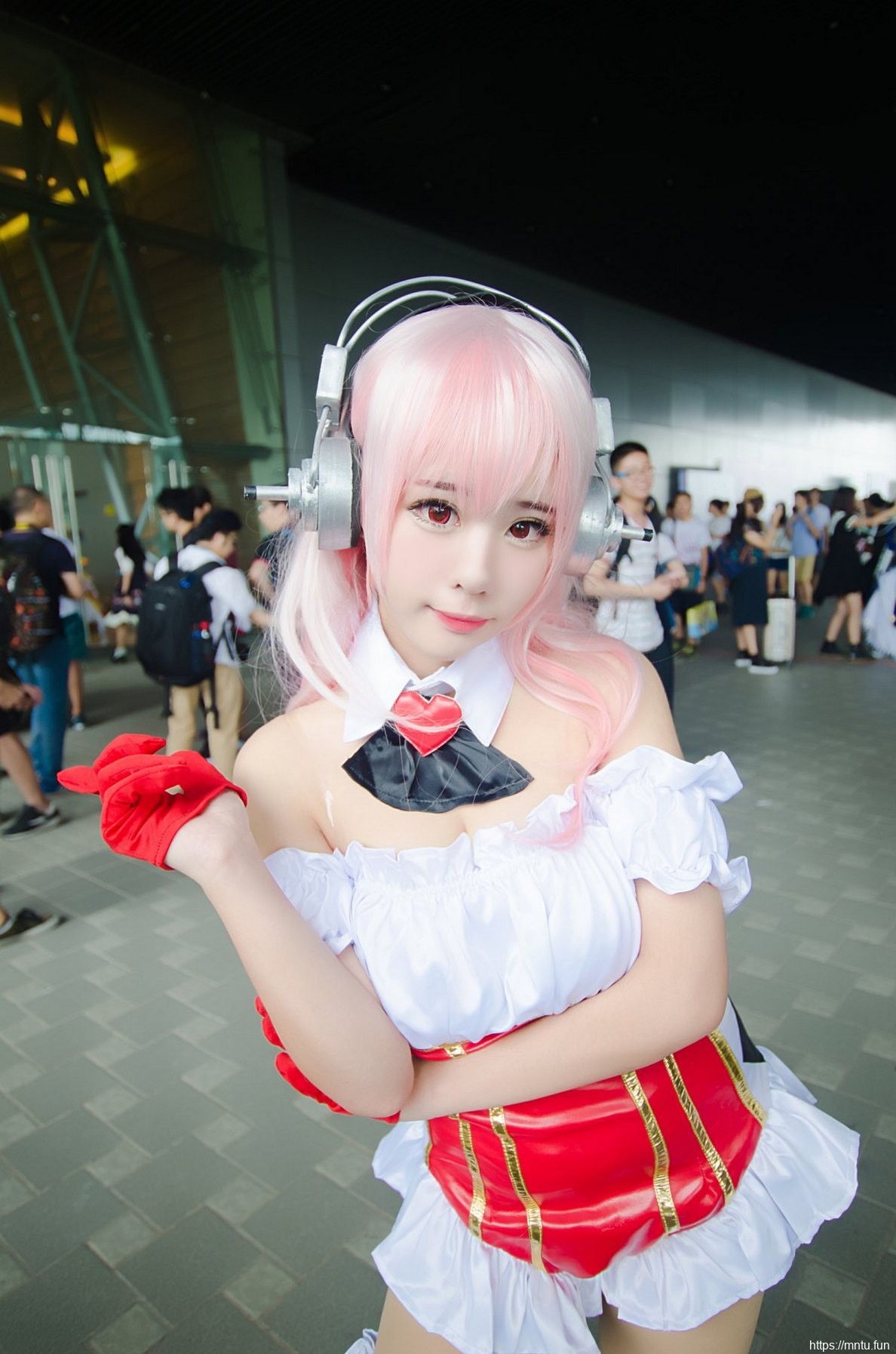 白嫩少女大露诱人美腿cosplay超级索尼子性感美图
