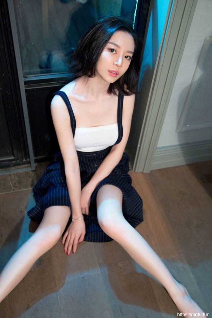 性感美女丰满美胸撩你心