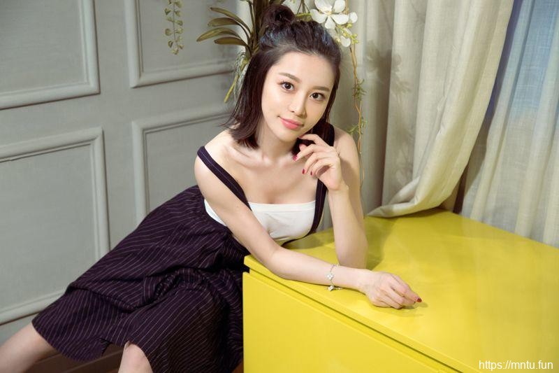 性感美女丰满美胸撩你心