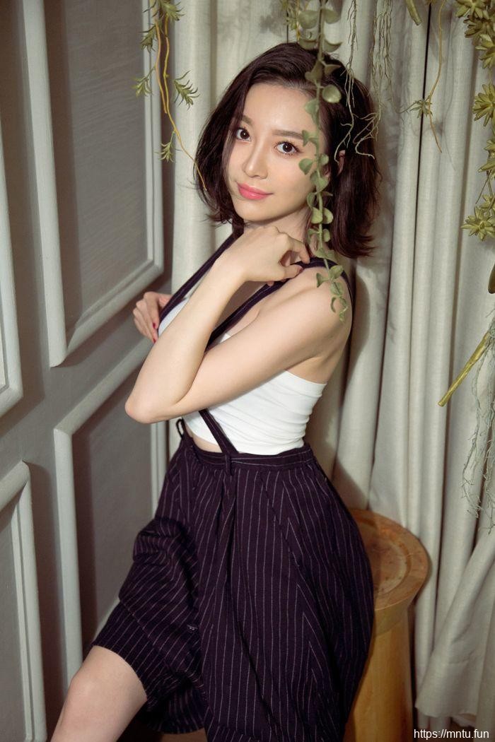 性感美女丰满美胸撩你心