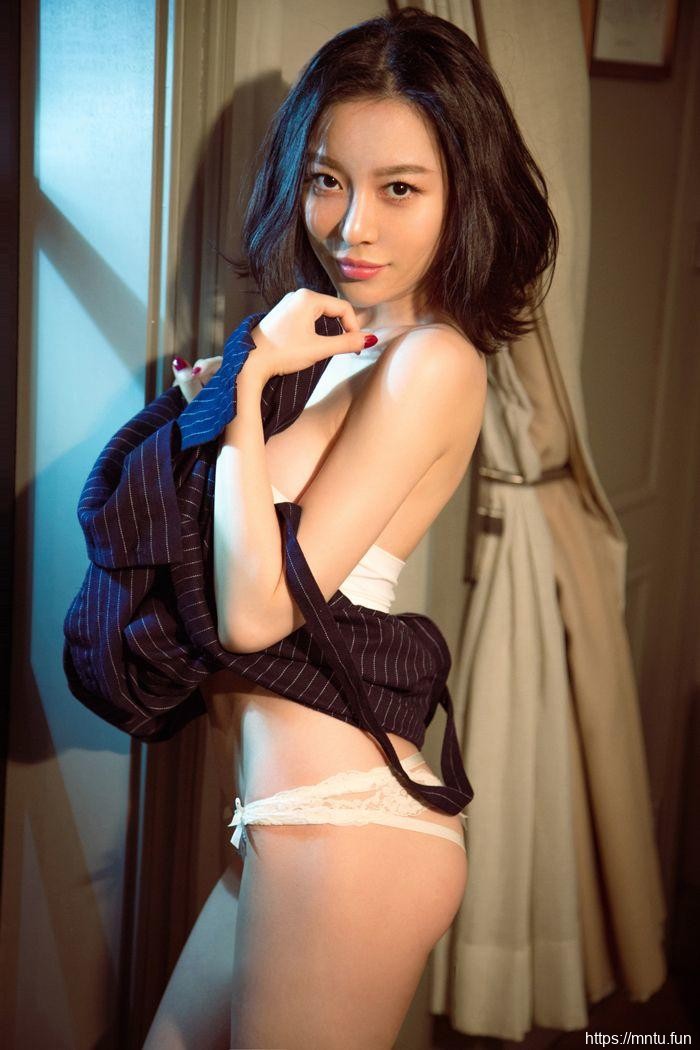 性感美女丰满美胸撩你心