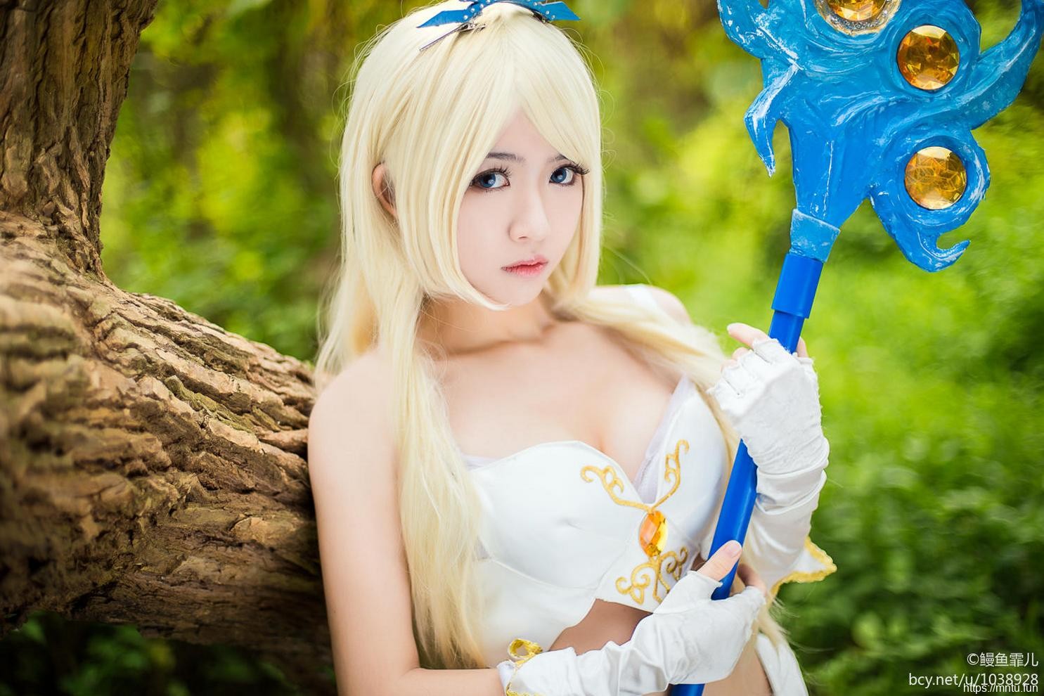 白嫩美女鳗鱼霏儿Cosplay英雄联盟风女