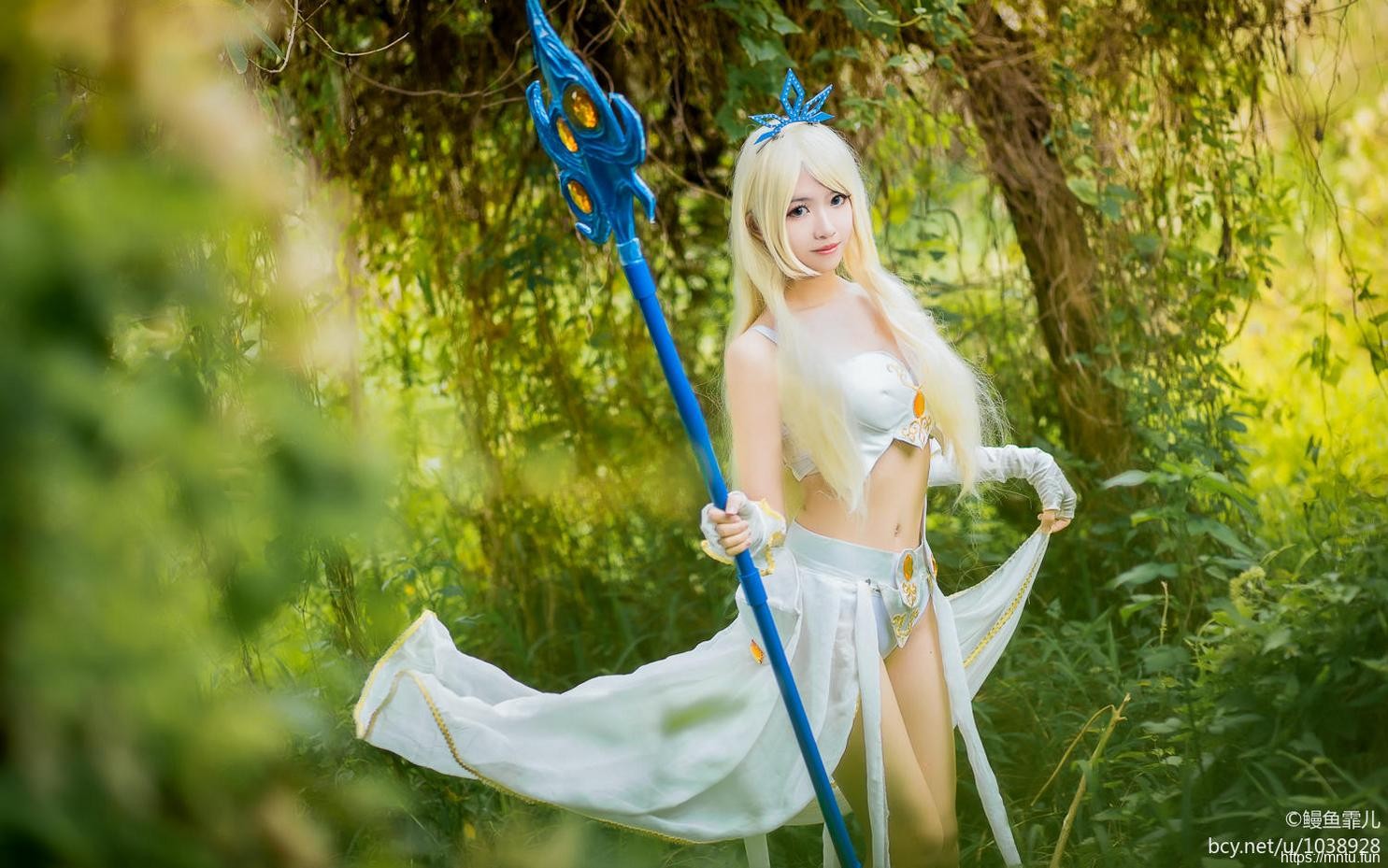 白嫩美女鳗鱼霏儿Cosplay英雄联盟风女