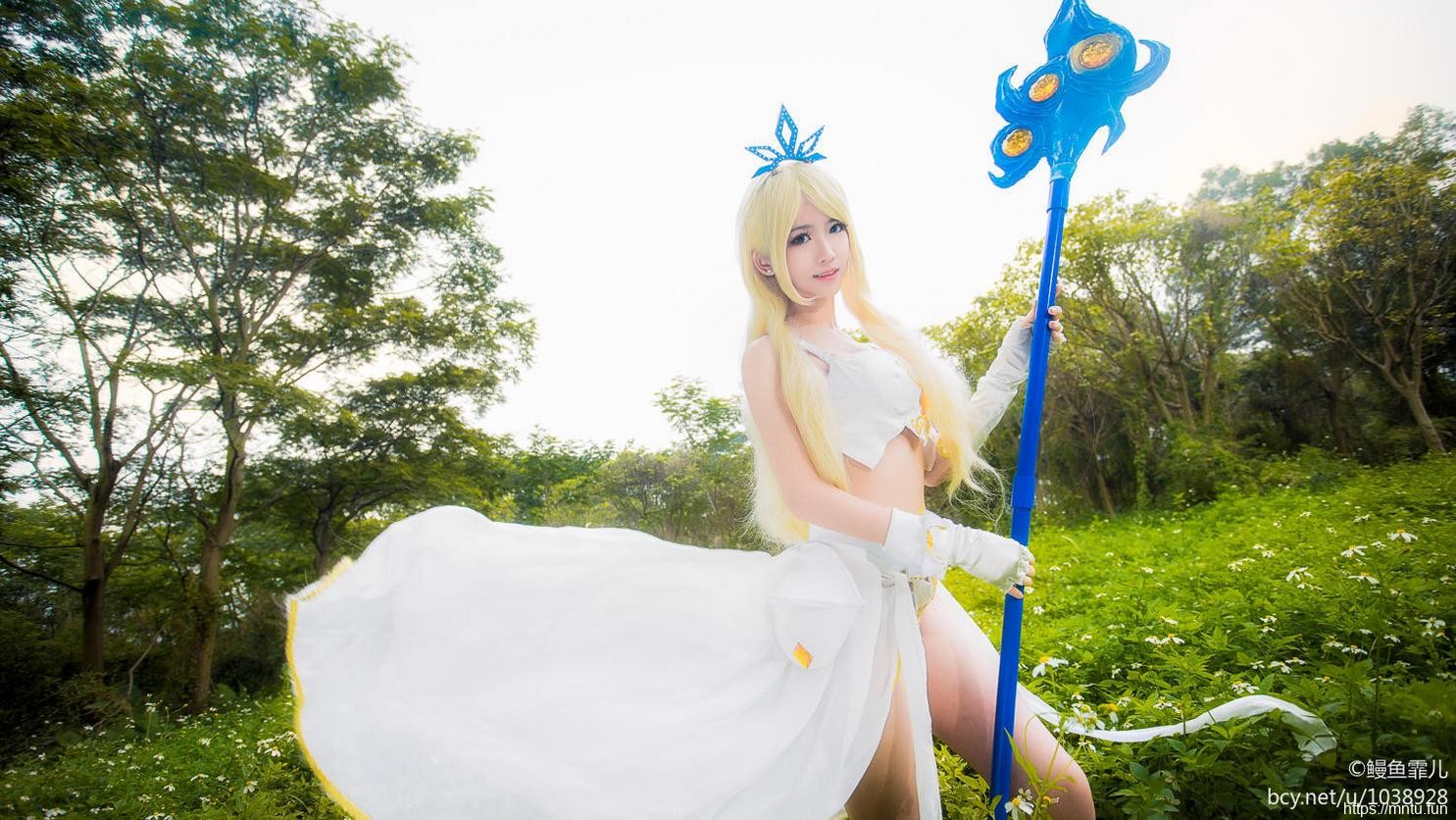 白嫩美女鳗鱼霏儿Cosplay英雄联盟风女