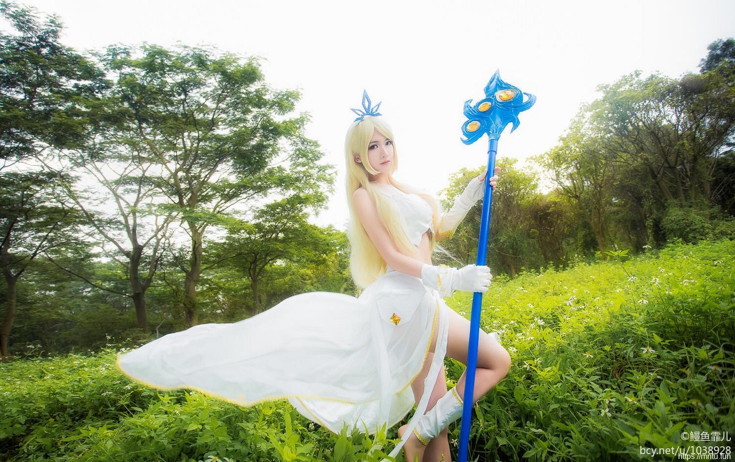 白嫩美女鳗鱼霏儿Cosplay英雄联盟风女