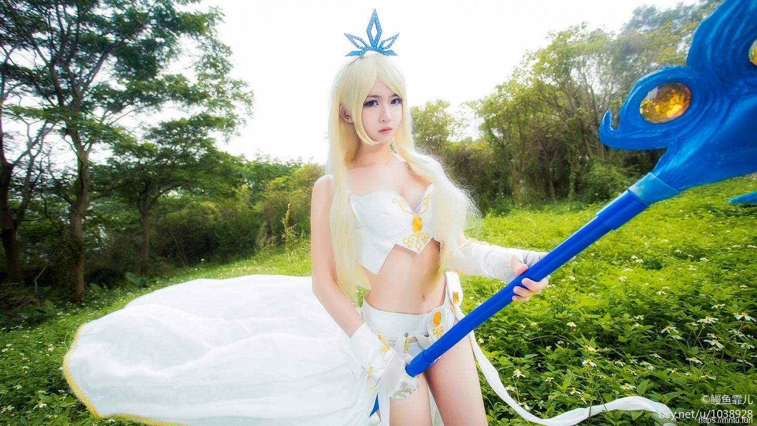 白嫩美女鳗鱼霏儿Cosplay英雄联盟风女