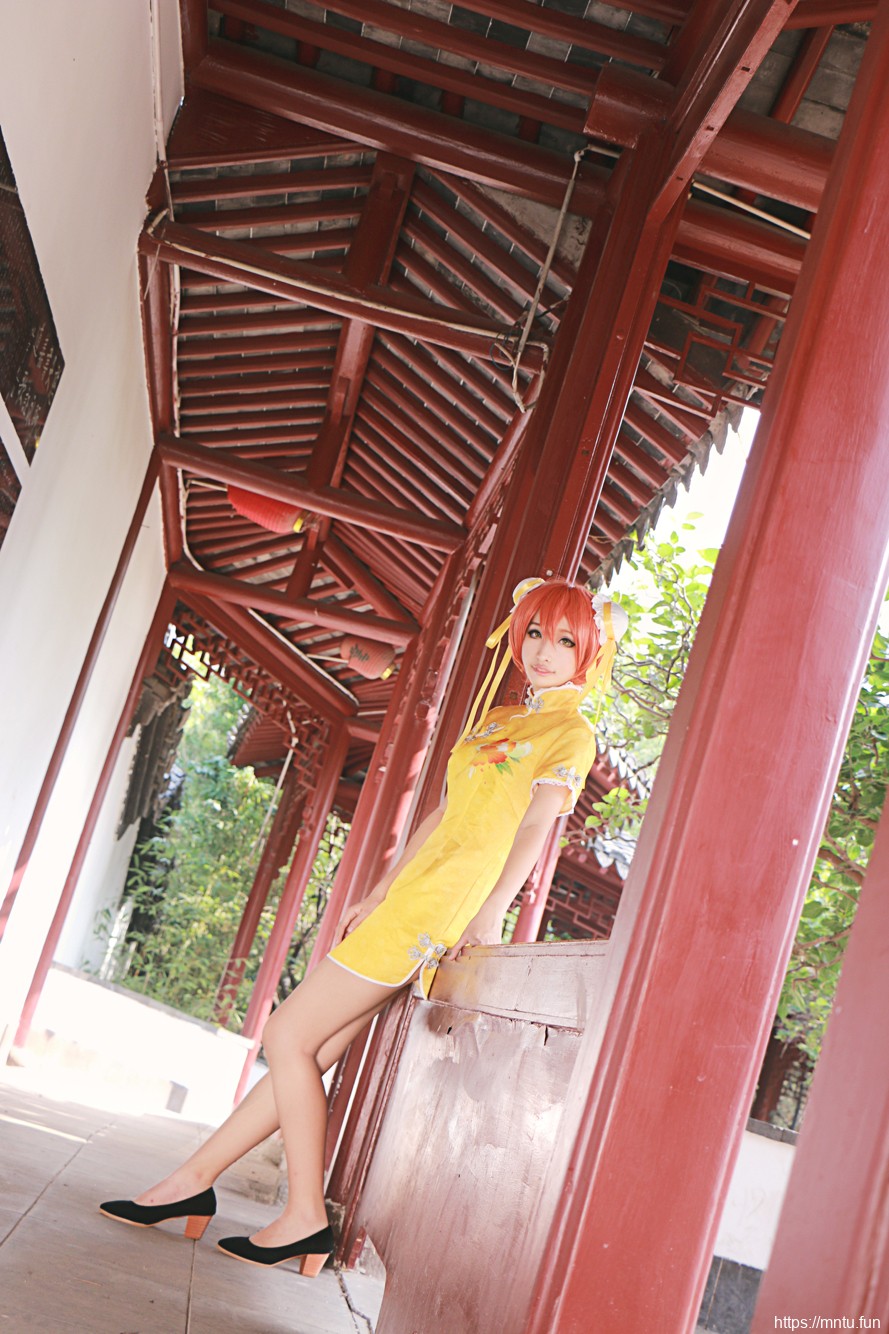 清新美女身穿金色印花旗袍Cosplay星空凛美图