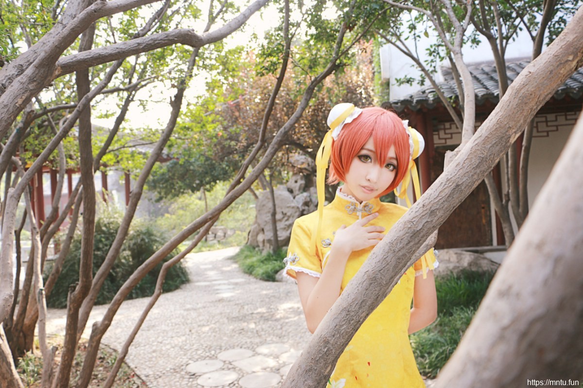 清新美女身穿金色印花旗袍Cosplay星空凛美图