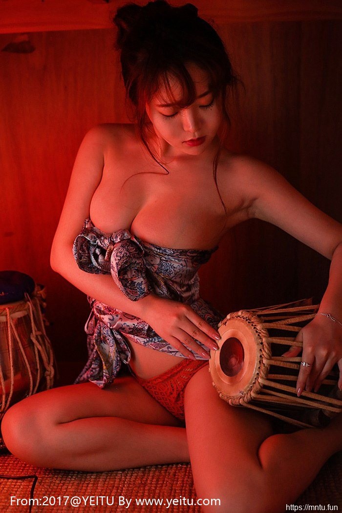 菠萝社柳侑绮童颜巨乳比基尼COS出包王女菈菈