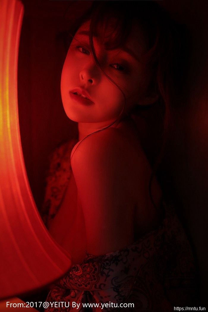 菠萝社柳侑绮童颜巨乳比基尼COS出包王女菈菈