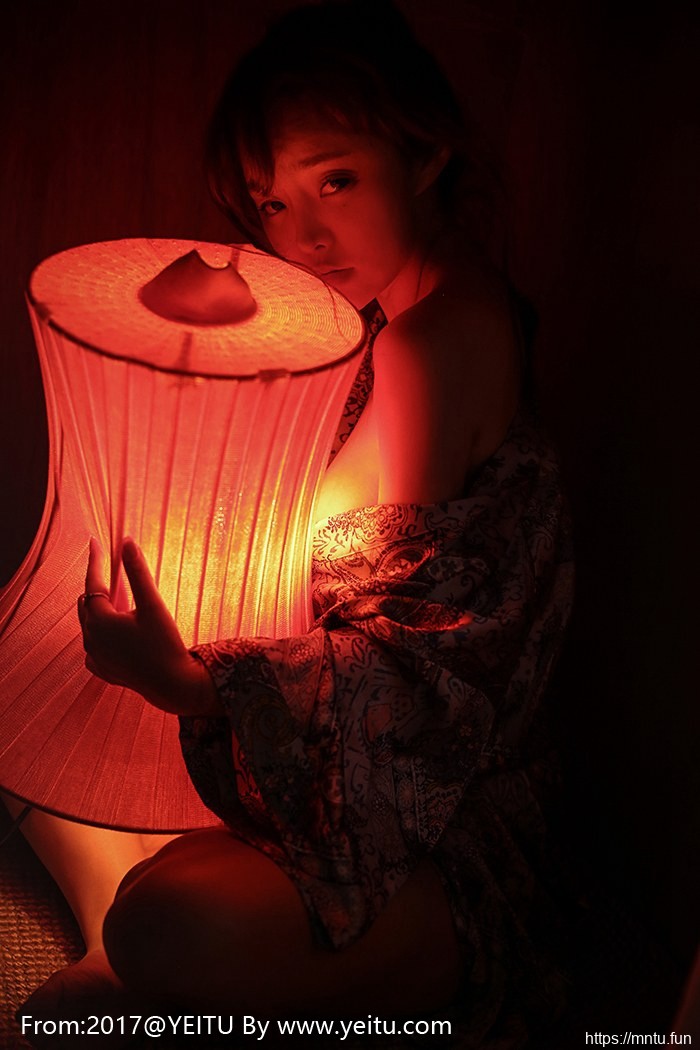 菠萝社柳侑绮童颜巨乳比基尼COS出包王女菈菈