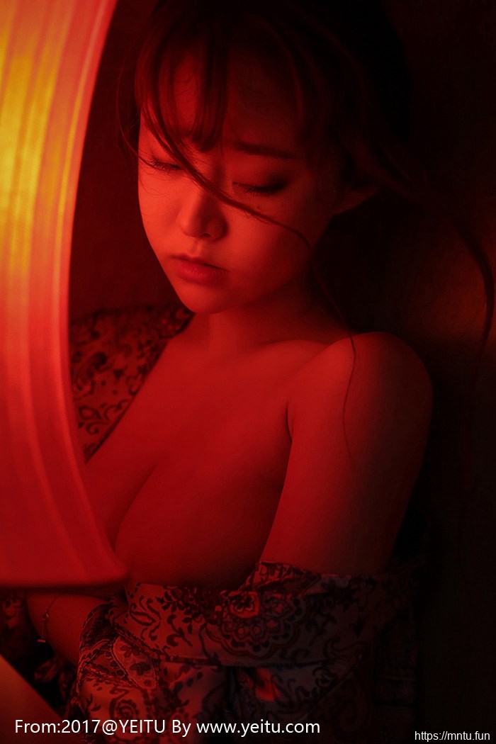 菠萝社柳侑绮童颜巨乳比基尼COS出包王女菈菈