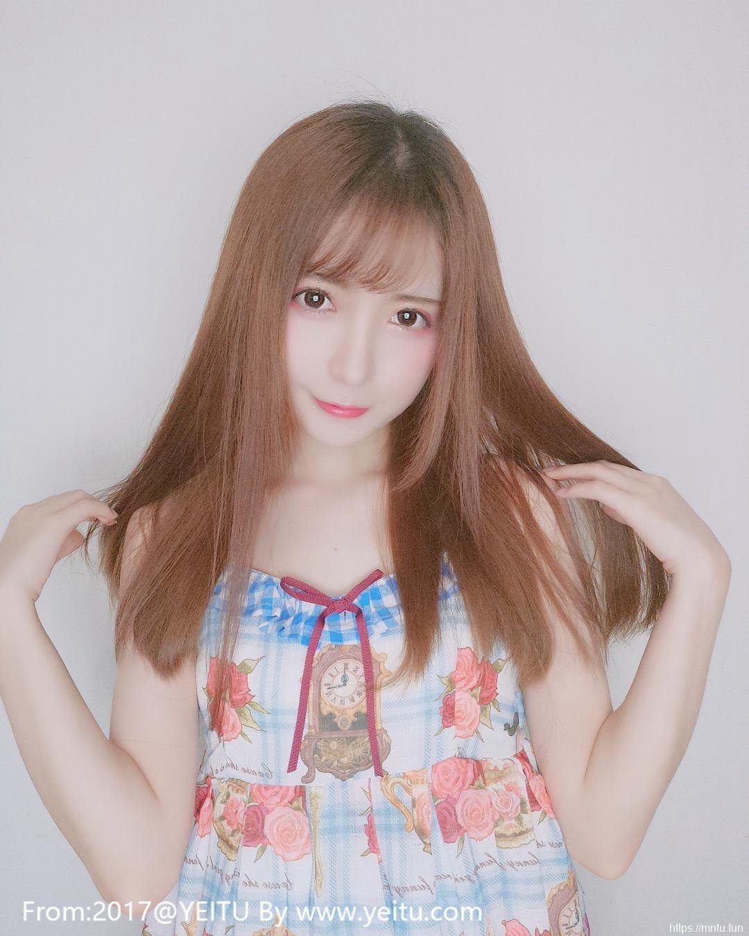 正妹Coser奶果酱治愈系学生制服乖巧亮丽迷人