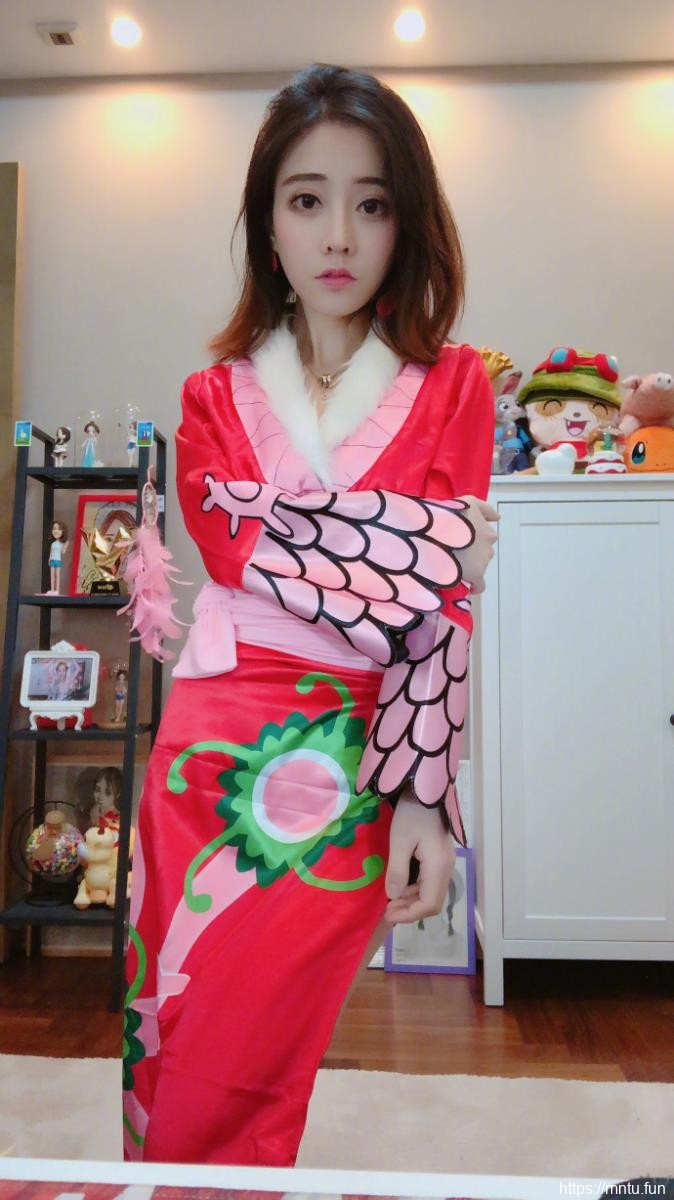 斗鱼TV美女主播冯提莫cosplay海贼王女帝波雅·汉库克