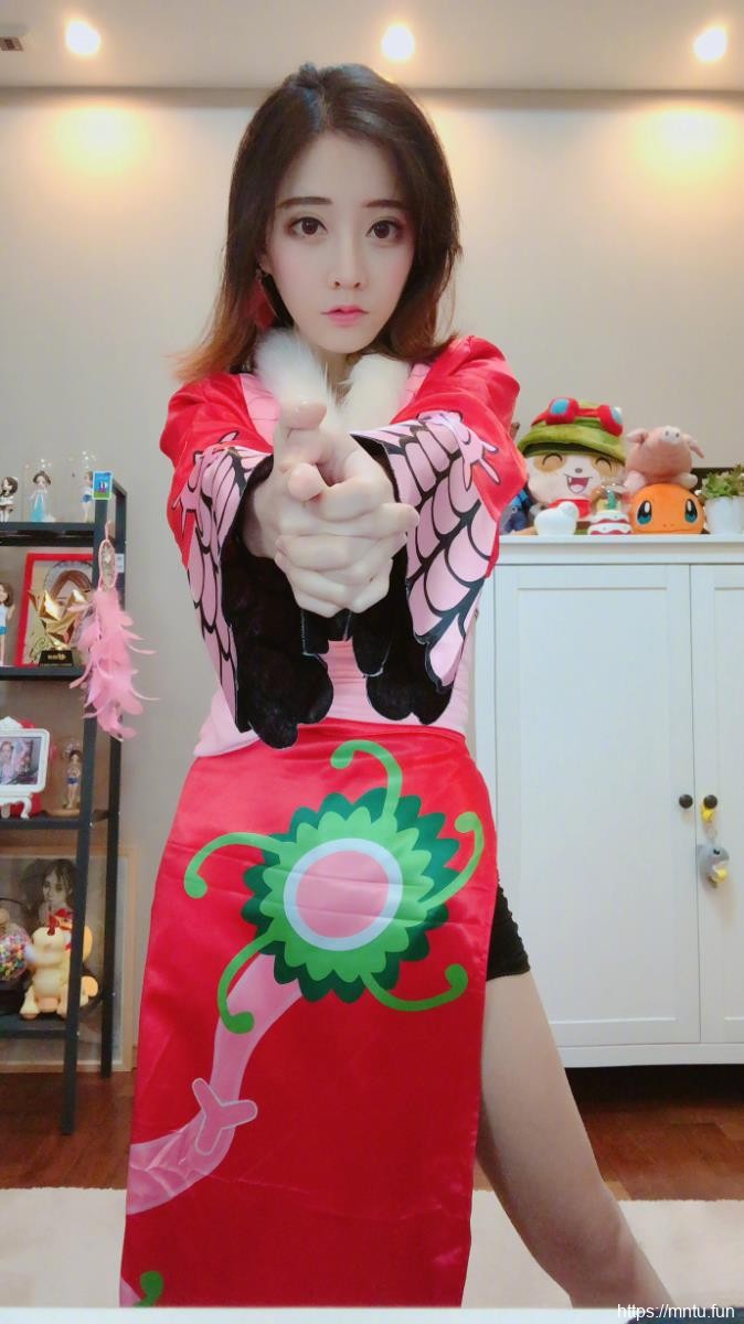 斗鱼TV美女主播冯提莫cosplay海贼王女帝波雅·汉库克