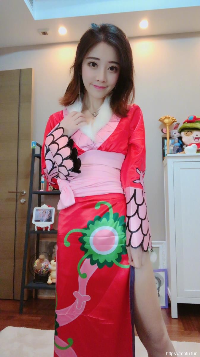 斗鱼TV美女主播冯提莫cosplay海贼王女帝波雅·汉库克