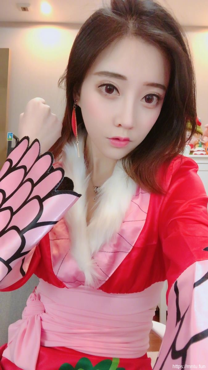 斗鱼TV美女主播冯提莫cosplay海贼王女帝波雅·汉库克