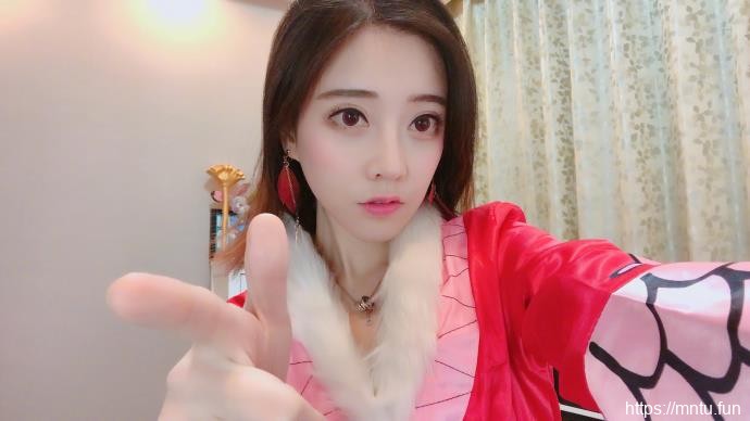 斗鱼TV美女主播冯提莫cosplay海贼王女帝波雅·汉库克