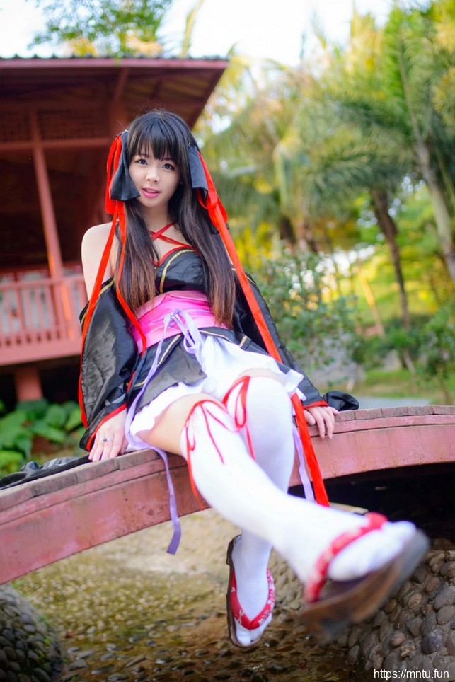 性感美女小奈萌海滩Cosplay高挑迷人美照