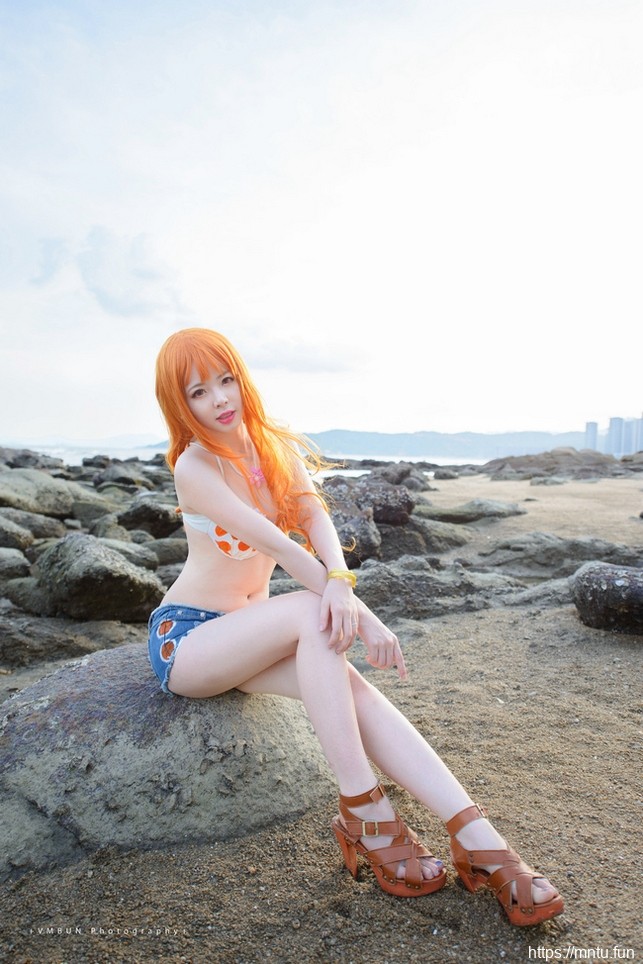 性感美女小奈萌海滩Cosplay高挑迷人美照