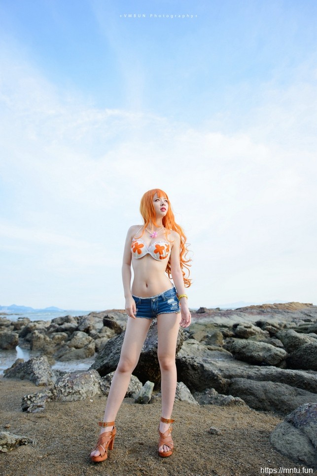 性感美女小奈萌海滩Cosplay高挑迷人美照