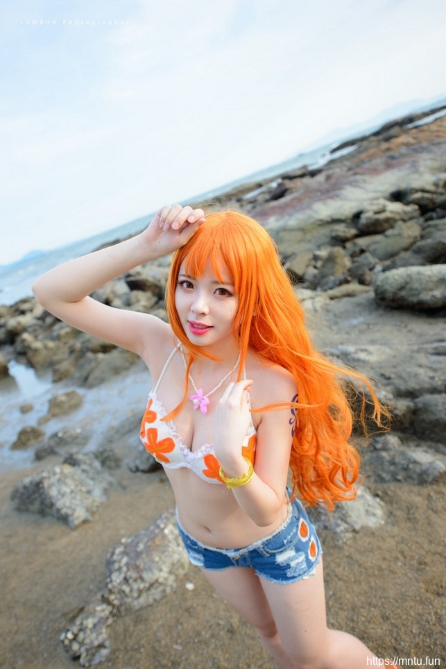 性感美女小奈萌海滩Cosplay高挑迷人美照