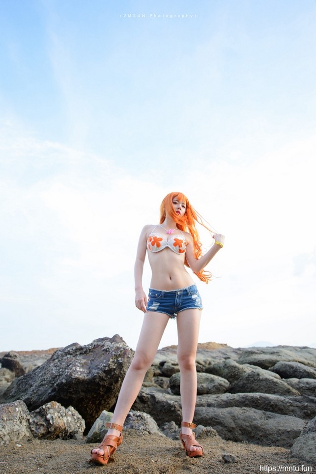 性感美女小奈萌海滩Cosplay高挑迷人美照