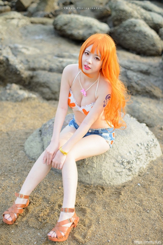 性感美女小奈萌海滩Cosplay高挑迷人美照