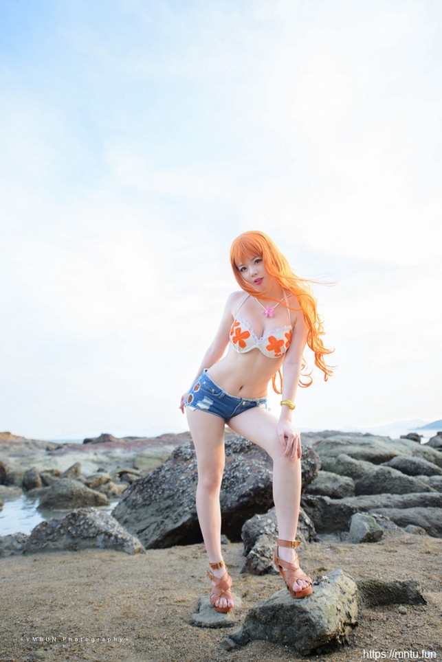 性感美女小奈萌海滩Cosplay高挑迷人美照