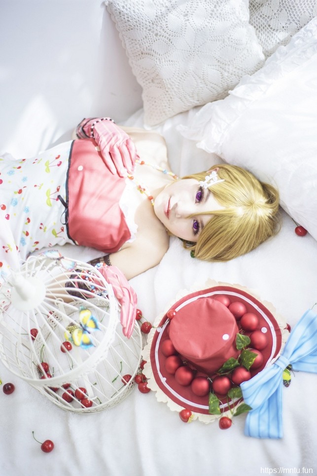 漂亮美女樱花装Cosplay小泉花阳非常迷人