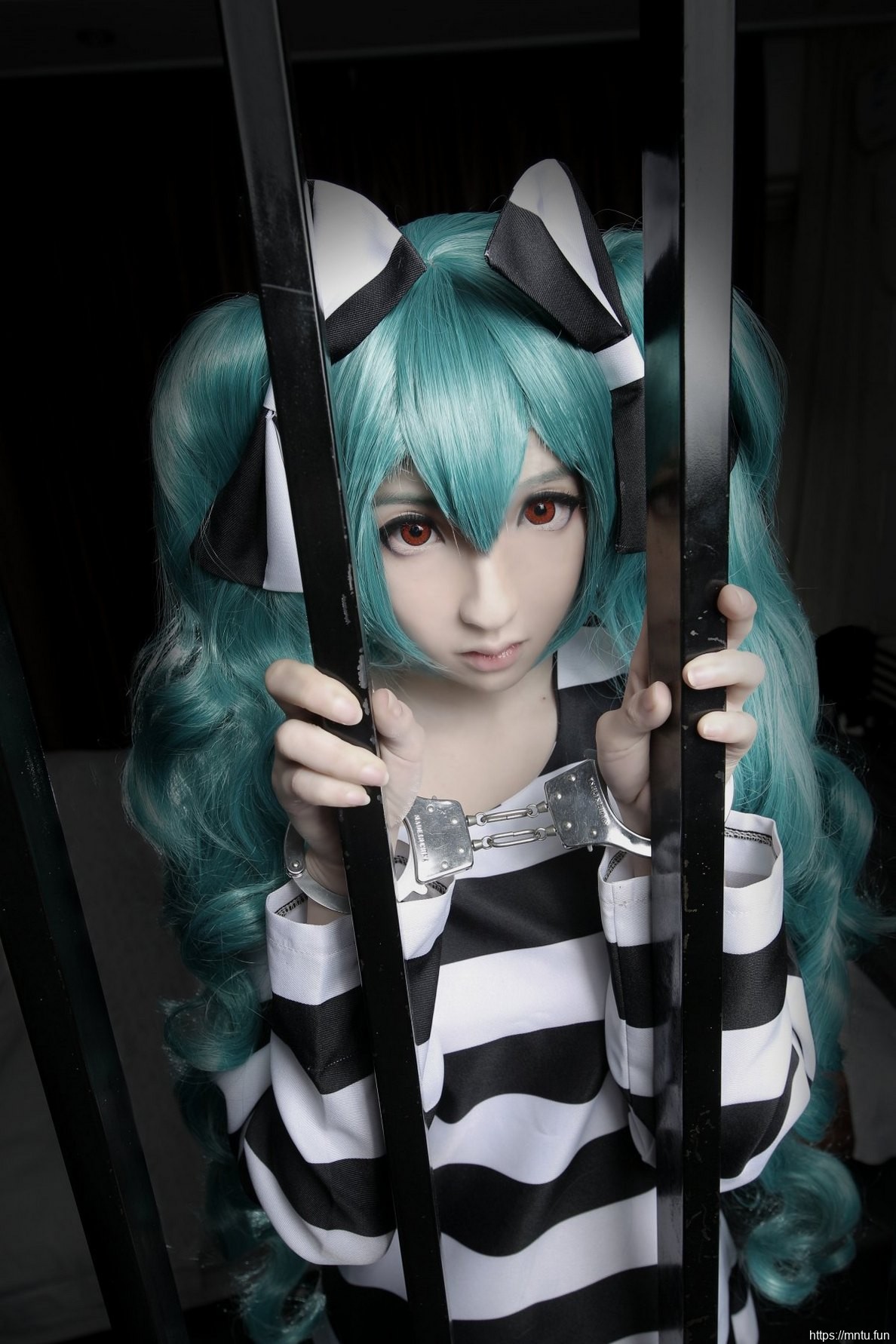 白皙美女Cosplay动漫人物初音未来美照