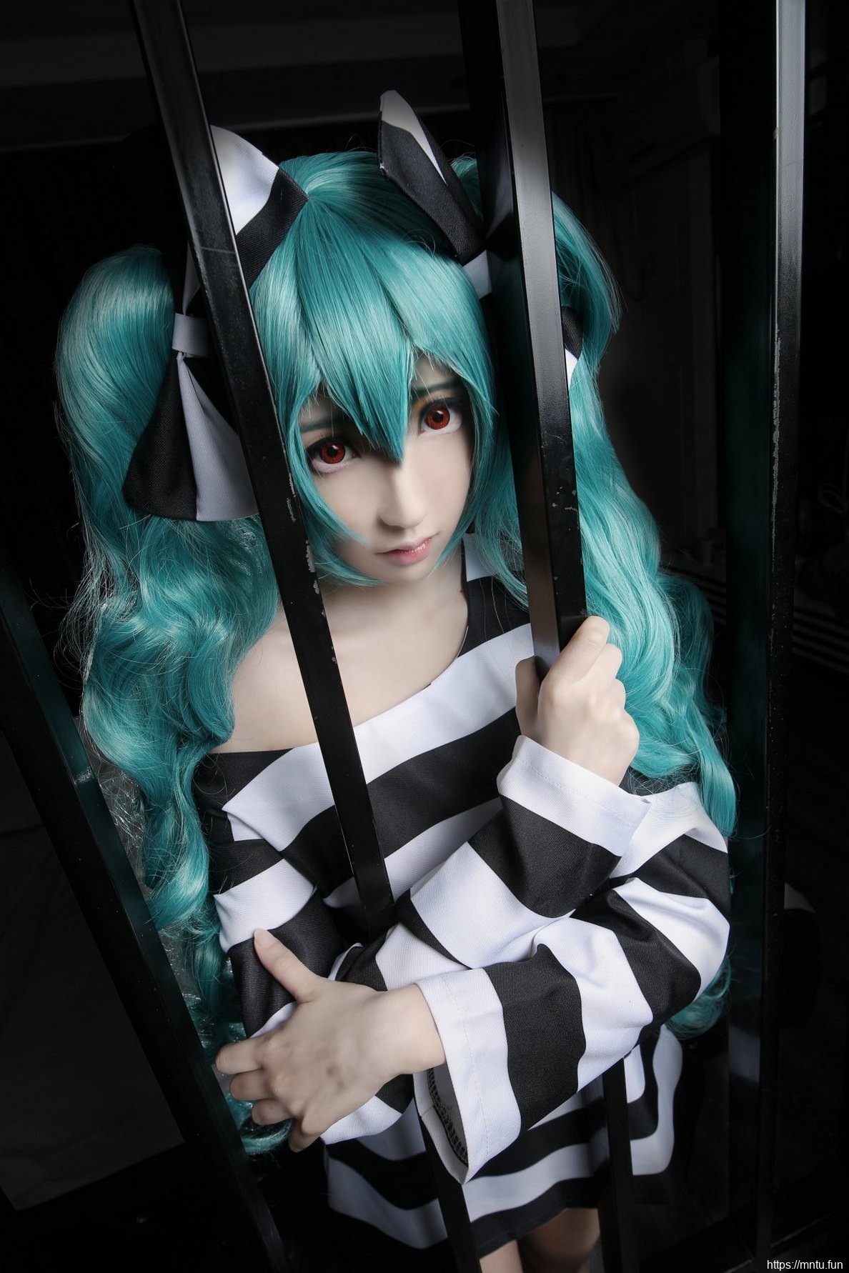 白皙美女Cosplay动漫人物初音未来美照