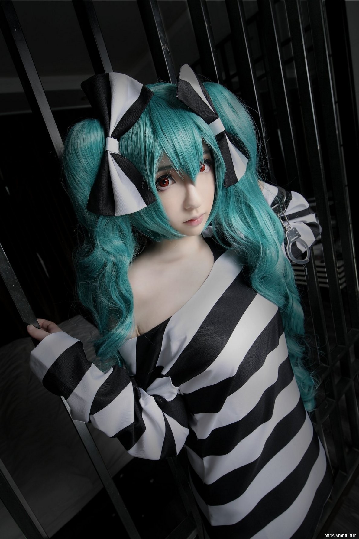 白皙美女Cosplay动漫人物初音未来美照