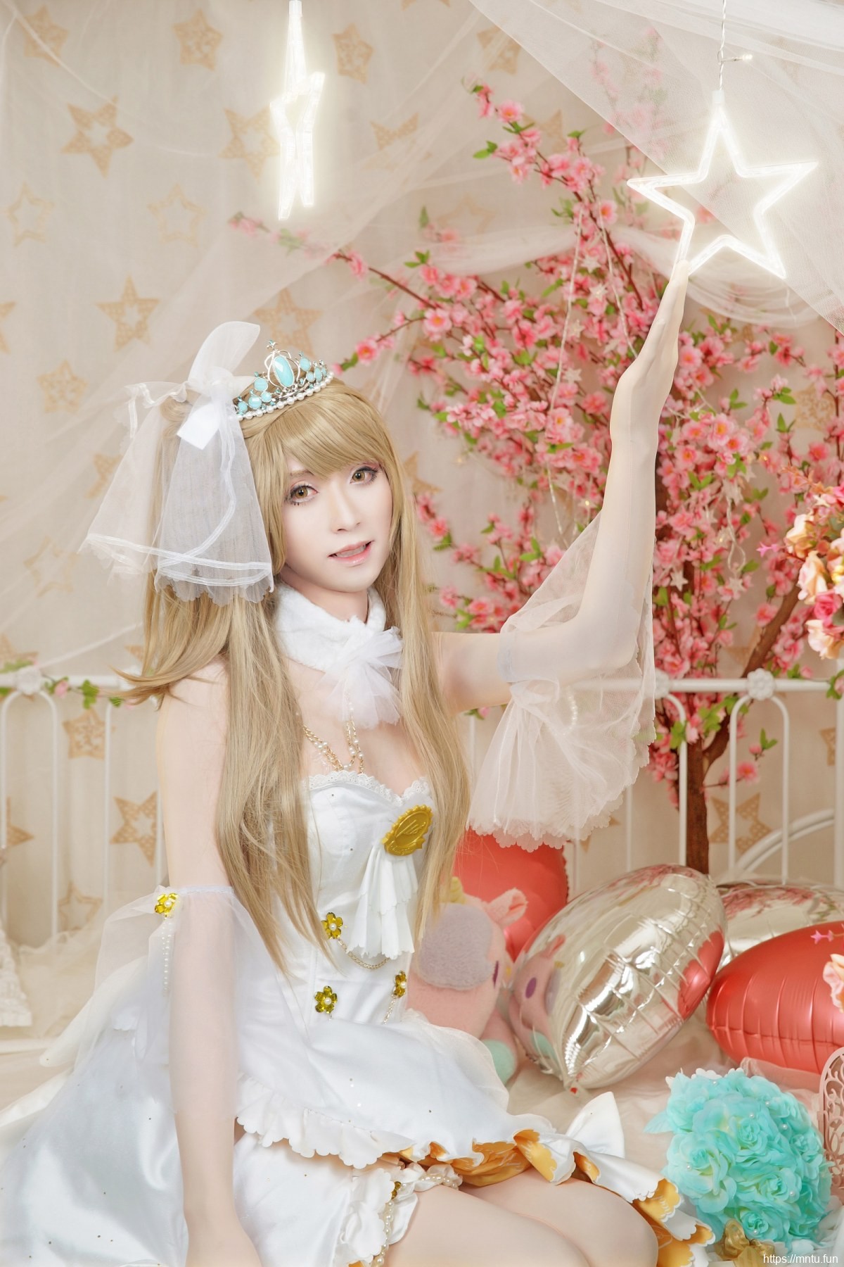 白皙美女Cosplay动漫人物南小鸟婚纱摄影