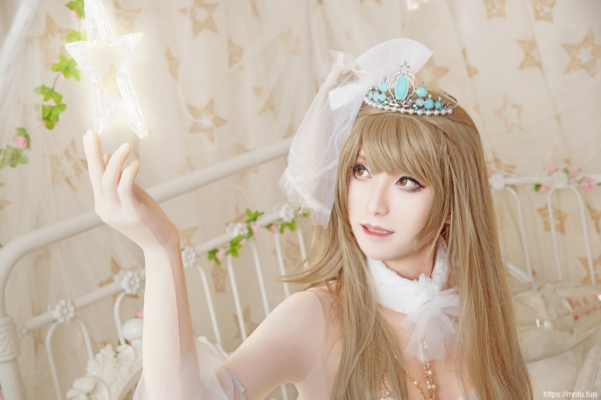 白皙美女Cosplay动漫人物南小鸟婚纱摄影