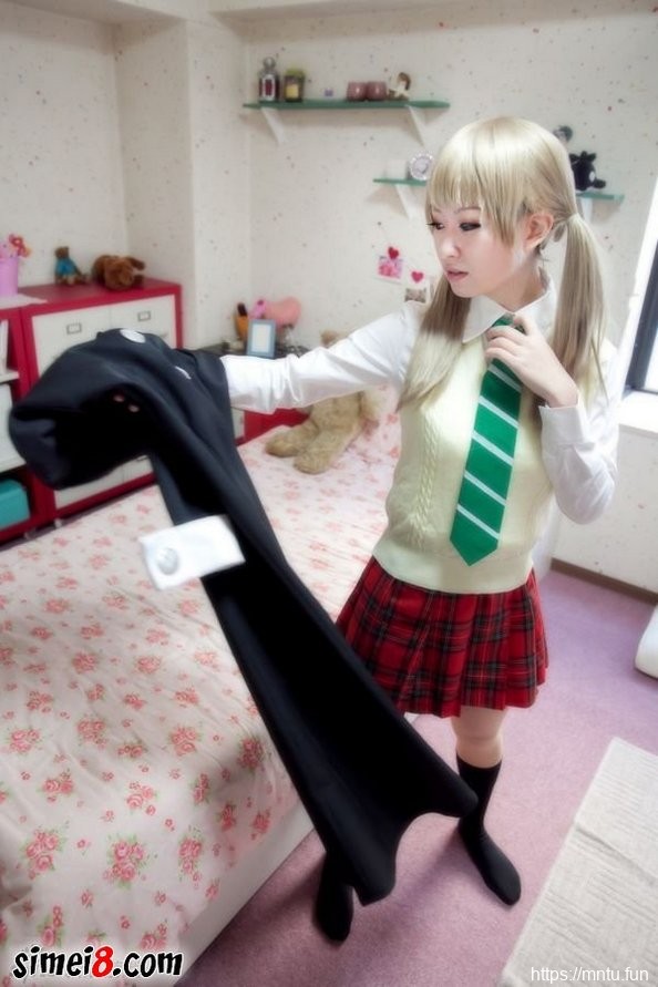 清纯学生妹Cosplay动漫人物展现女王气质