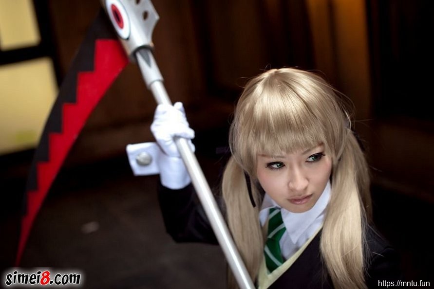 清纯学生妹Cosplay动漫人物展现女王气质