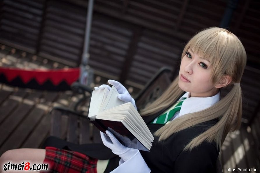 清纯学生妹Cosplay动漫人物展现女王气质